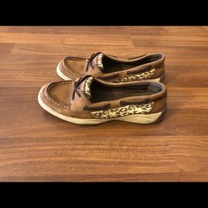 Woman’s sperrys size 4